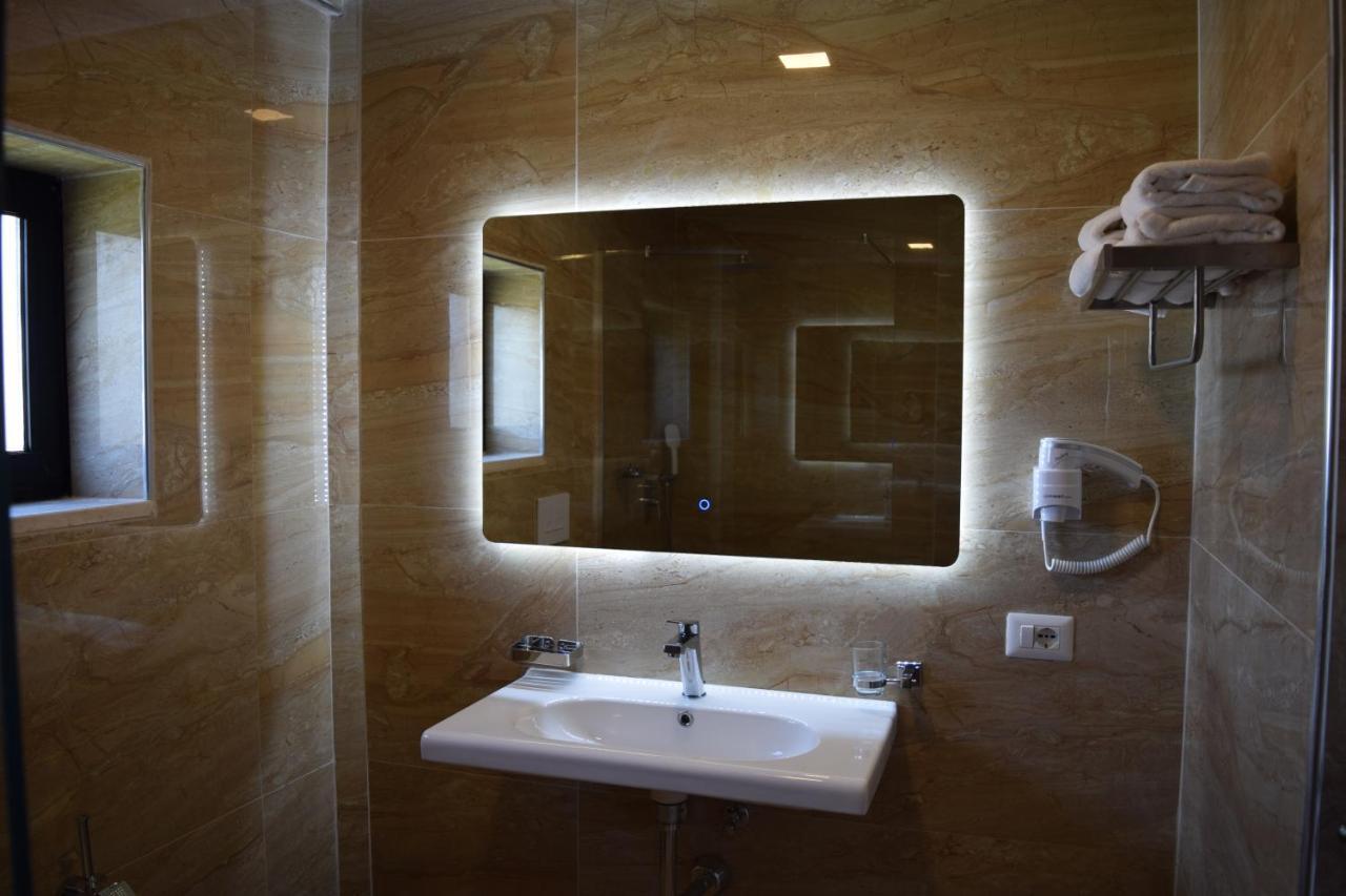 Amber Hotel Albania Spille Ngoại thất bức ảnh