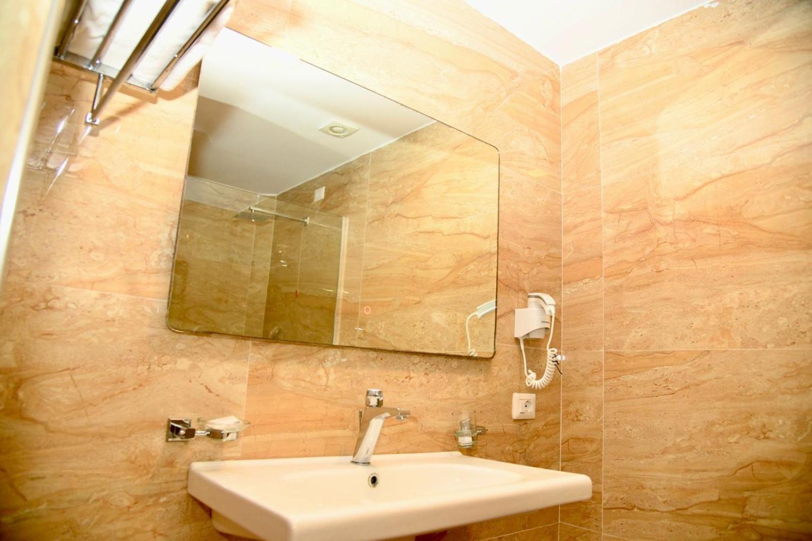 Amber Hotel Albania Spille Ngoại thất bức ảnh